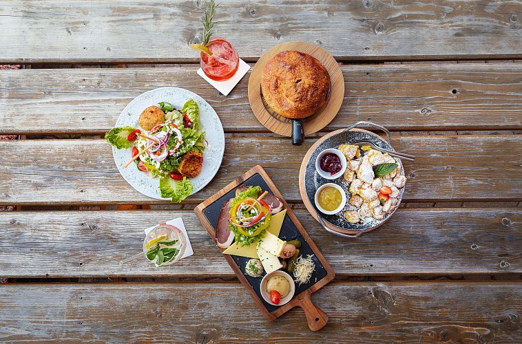 Hämmermoosalm im Sommer_Bettljause, Knödel mit Salat, Zwiebelsuppe, Kaiserschmarrn und Drinks_Vogelperpektive
