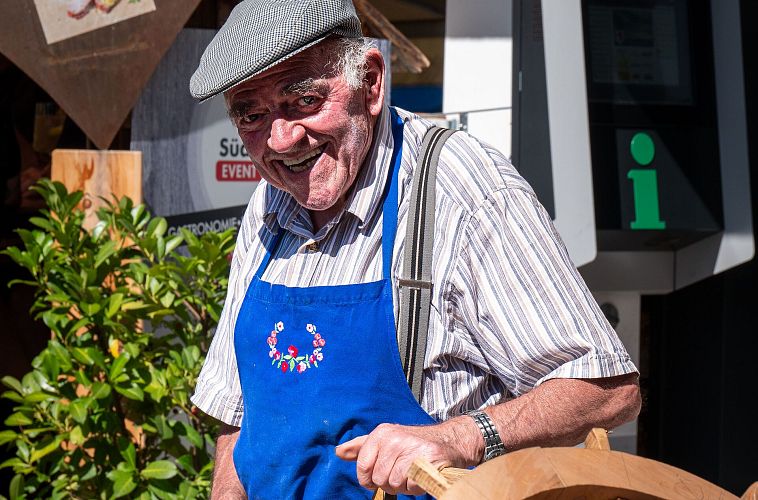 Handwerker bei der Holzverarbeitung auf dem Handwerksfest