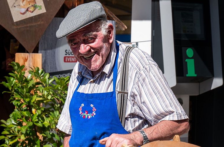 Handwerker bei der Holzverarbeitung auf dem Handwerksfest