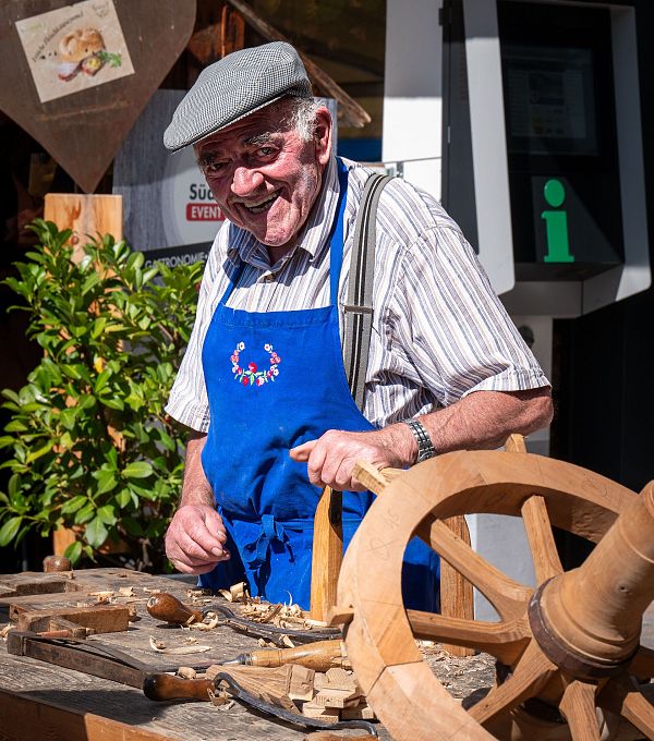 Handwerker bei der Holzverarbeitung auf dem Handwerksfest