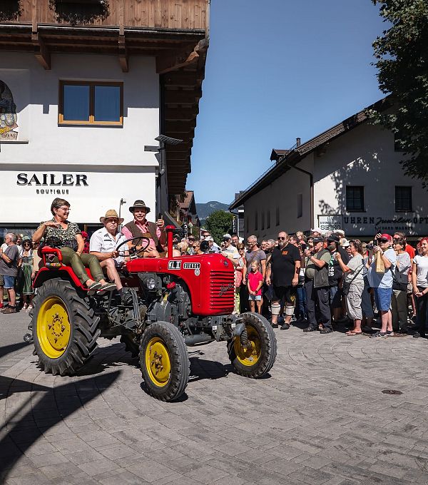 Handwerksfest 2024 - Besucher begutachten die Traktorenparade