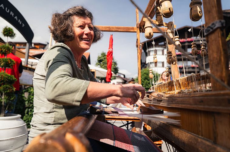 Handwerksfest Seefeld 2025_Nahaufnahme Frau an Webmaschine