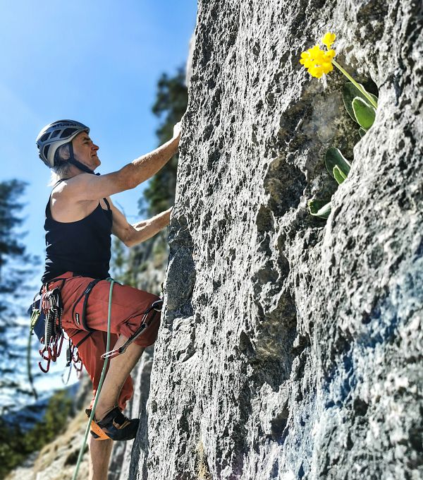 heinz-zak-beim-klettern-an-den-sonnenplatten-in-scharnitz-im-fruehling-1