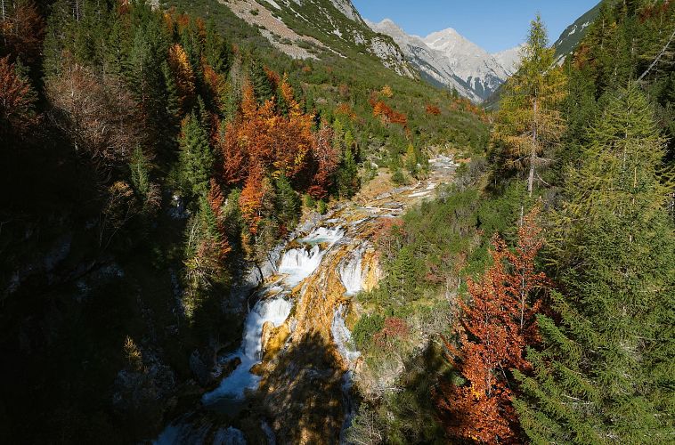 Herbstaufnahme Wanderung zum Karwendelsteg Wasserfall im Karwendeltal