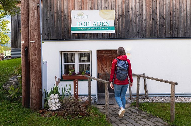 hofladenrunde-leutasch-frau-geht-auf-hofladen-wirtseppelerhof-zu
