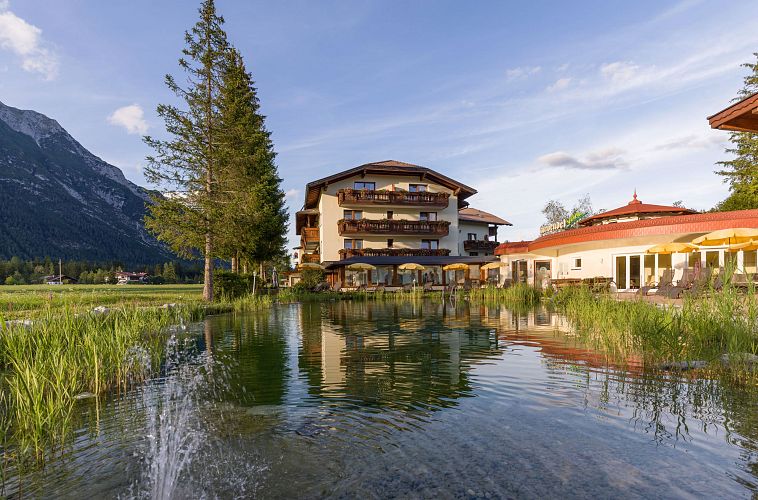 hotel-karwendel-ostbach-18-leutasch-naturteich-haus