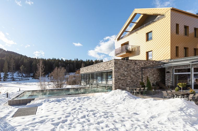 hotel_seespitz_aussenansicht_2020_danielzangerl (2 von 8)