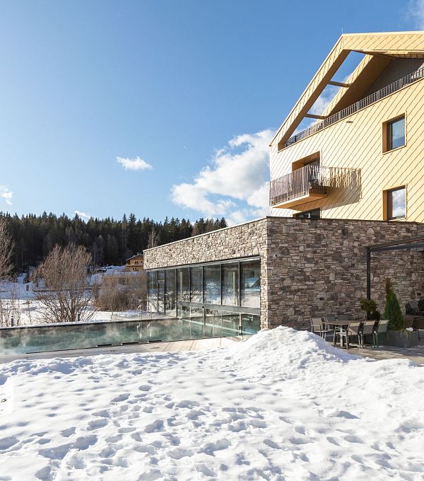 hotel_seespitz_aussenansicht_2020_danielzangerl (2 von 8)