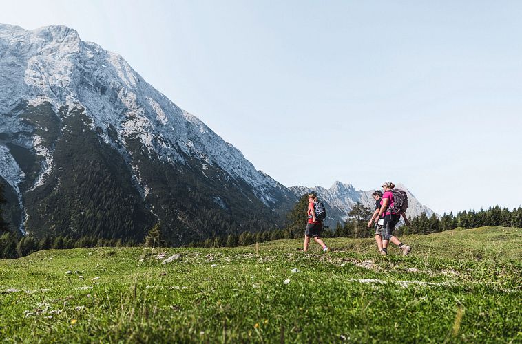 iml-teilnehmer-beim-wandern-im-gaistal