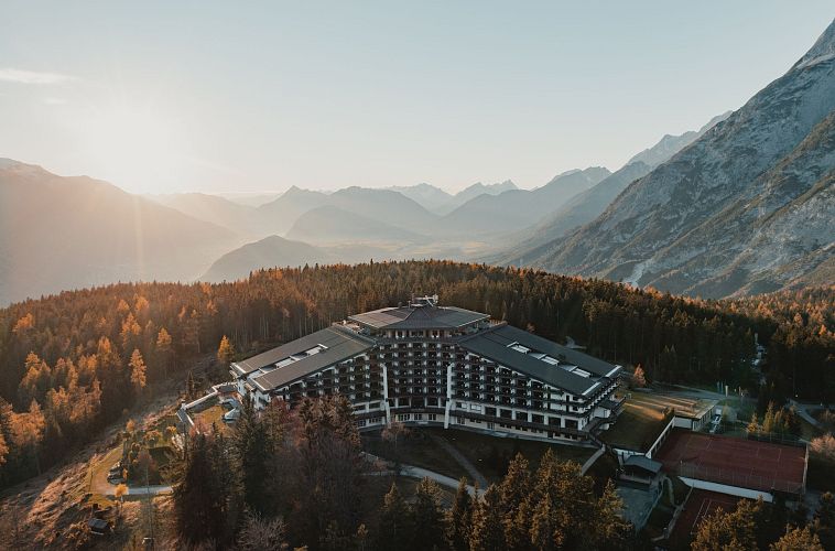 interalpen-hotel-tyrol-luftaufnahme-im-sonnenuntergang-im-herbst
