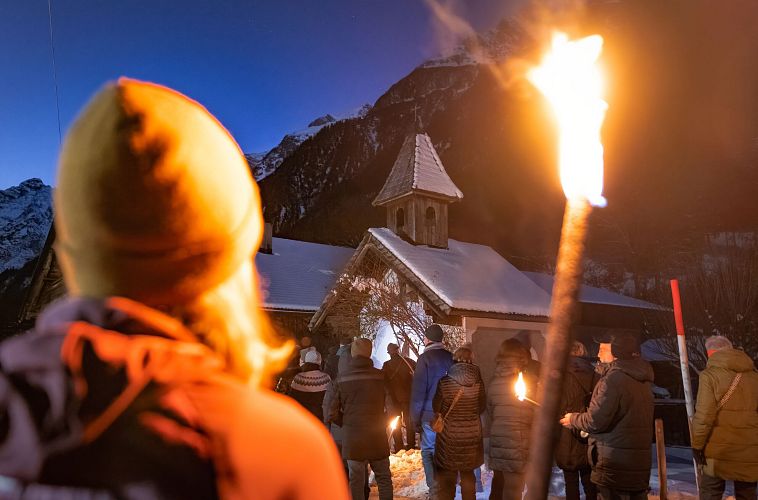 Kapellenadvent Leutasch_Itzlkapelle mit Frau mit Fackel im Vordergrund