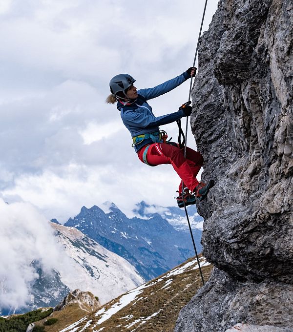 klettererin-auf-dem-klettersteig-zur-seefelder-spitze-seefeld-24