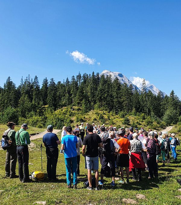 klingendes-leutaschtal-singen-auf-dem-katzenkopf-gruppe-von-hinten-1