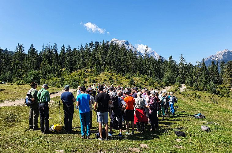 Klingendes Leutaschtal - Singen auf dem Katzenkopf - Gruppe von hinten