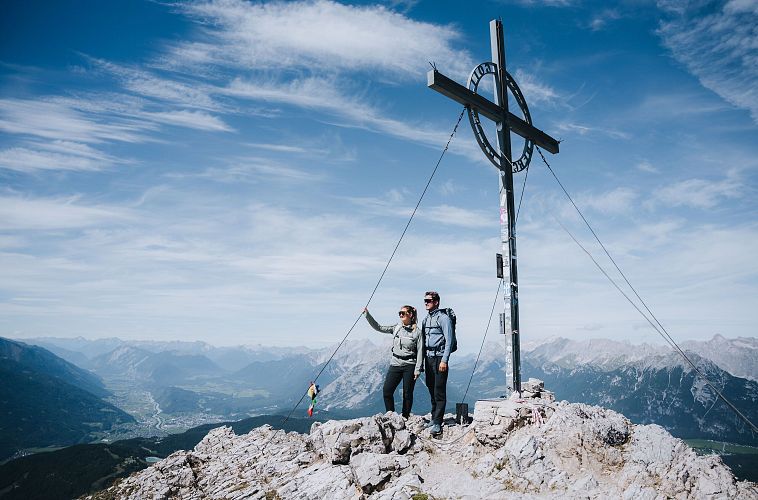 Königstour in der Region Seefeld - Wanderer auf dem Gipfel der Reither Spitze