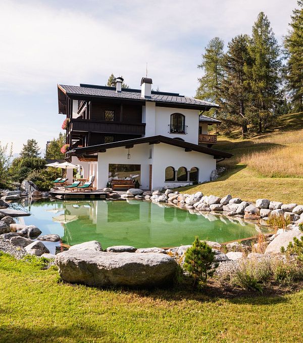 laerchenhof-natur-ueberblick-ueber-den-teich-richtung-liegen-und-sauna-1