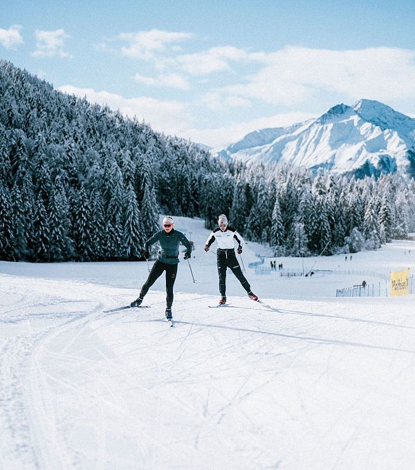 Langlaufen in der Region Seefeld_zwei Langläufer auf A1 Seekirchl Loipe in Seefeld_Skating