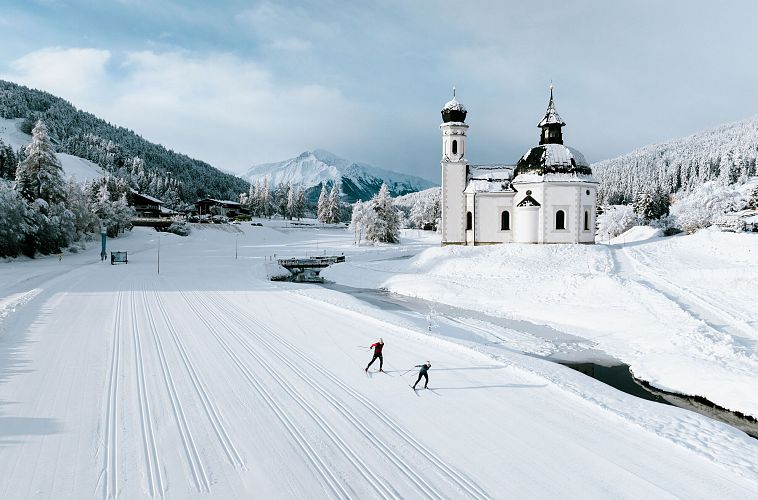 langlaufen-in-seefeld-langlaeufer-auf-der-a1-beim-seekirchl-in-seefeld-tirols-hochplateau