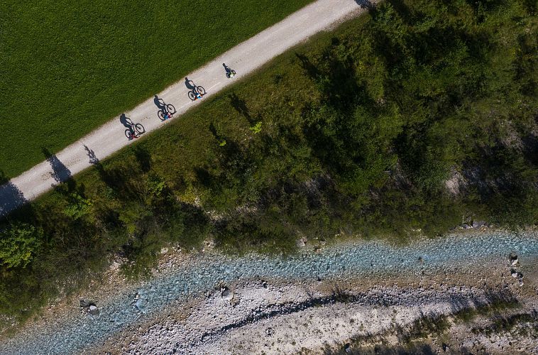 luftaufnahme-von-familie-beim-radfahren-leutasch1