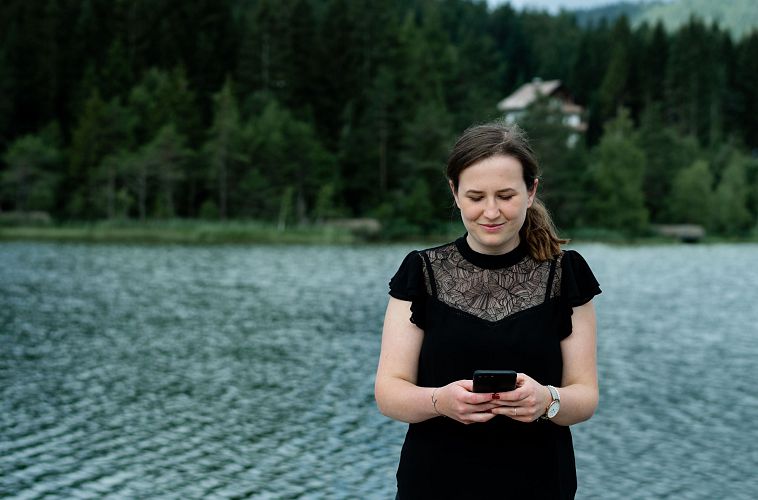 mit-smartphone-am-wildsee-seefeld-4-2