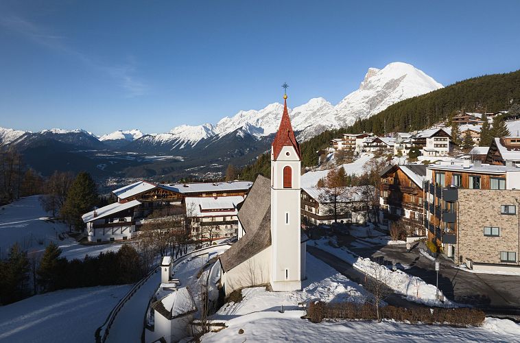 moesern-im-winter-drohnenaufnahme-pfarrkirche-maria-heimsuchung-nahaufnahme-vor-hohe-munde