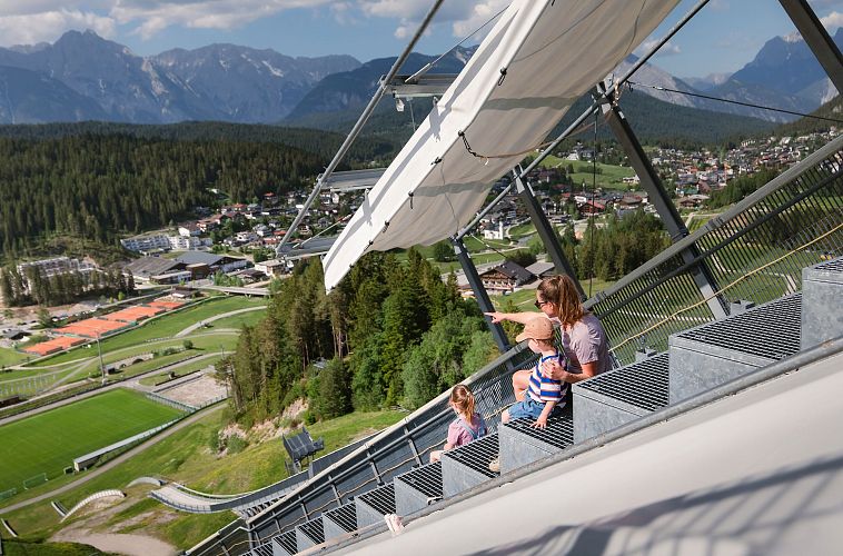 mutter-besucht-mit-tochter-und-sohn-die-skisprungschanze-in-der-arena365-in-seefeld