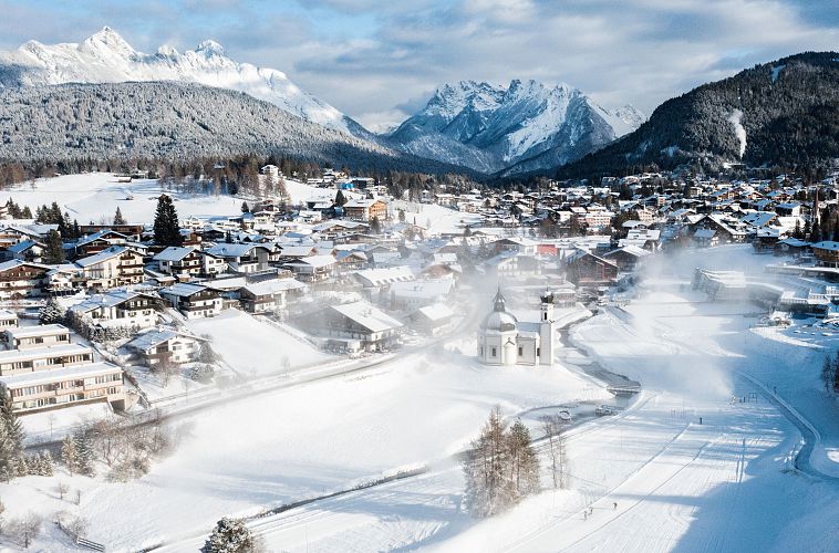 neuschnee-mit-blick-auf-die-loipen-und-das-seekirchl