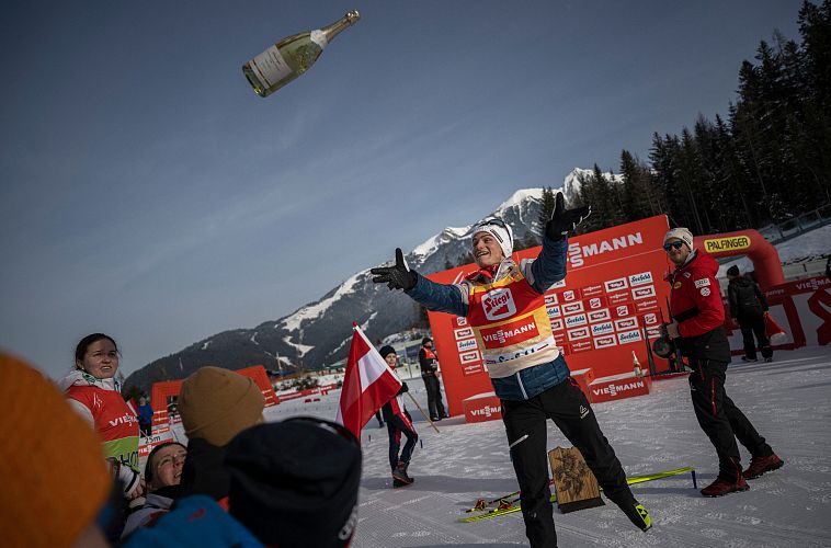 nordic-combined-triple-2023-award-ceremony-herren-sonntag-lamparter-champagner-1