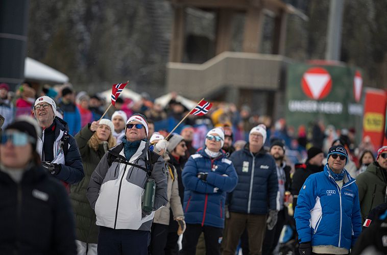 nordic-combined-triple-2023-fans-mit-blick-auf-schanze-2