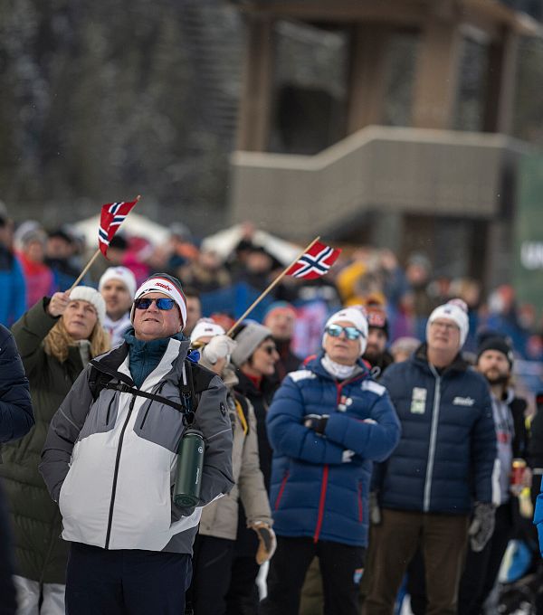 Nordic Combined Triple 2023 - Fans mit Blick auf Schanze