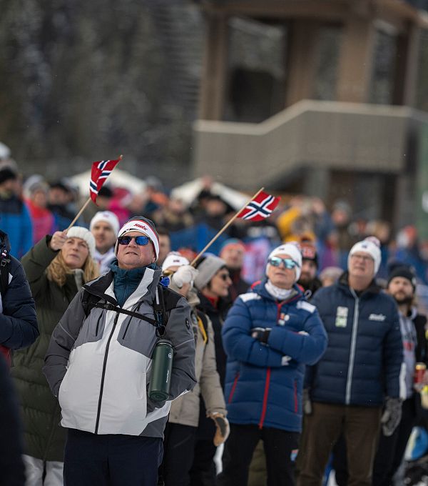 Nordic Combined Triple 2023 - Fans mit Blick auf Schanze