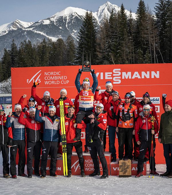 nordic-combined-triple-2023-ski-austria-gruppenfoto-mit-gesamtsieger-lamparter-1