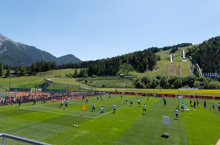 ÖFB Trainingstag 2025_Team auf Spielfeld mit Blick auf WM Anlage