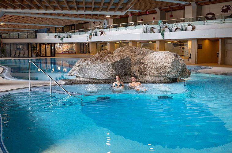 olympiabad-seefeld-paar-liegt-im-jacuzzibereich-im-indoorpool-1-1