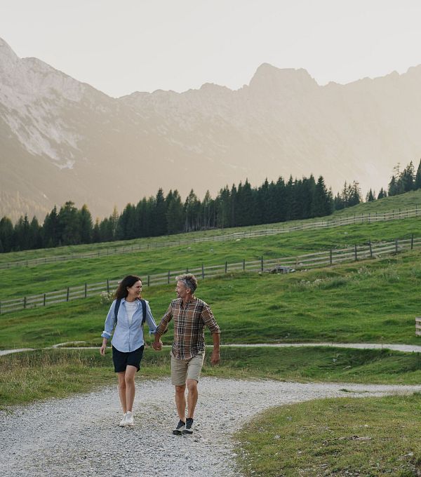 Paar auf Wanderung in der Region Seefeld - Gaistal, Leutasch