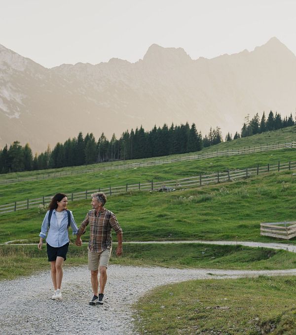 Paar auf Wanderung in der Region Seefeld - Gaistal, Leutasch