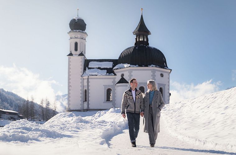 paar-auf-winter-spaziergang-durch-seefeld-paar-auf-weg-vor-seekirchl-6