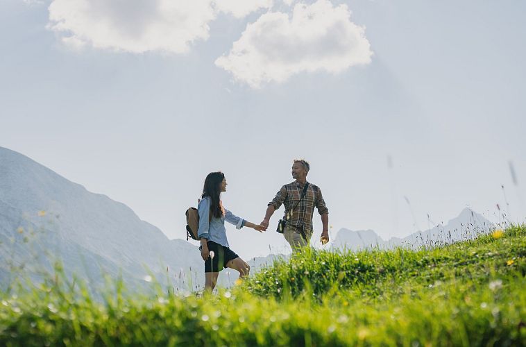 Paar in den Bergen - Region Seefeld