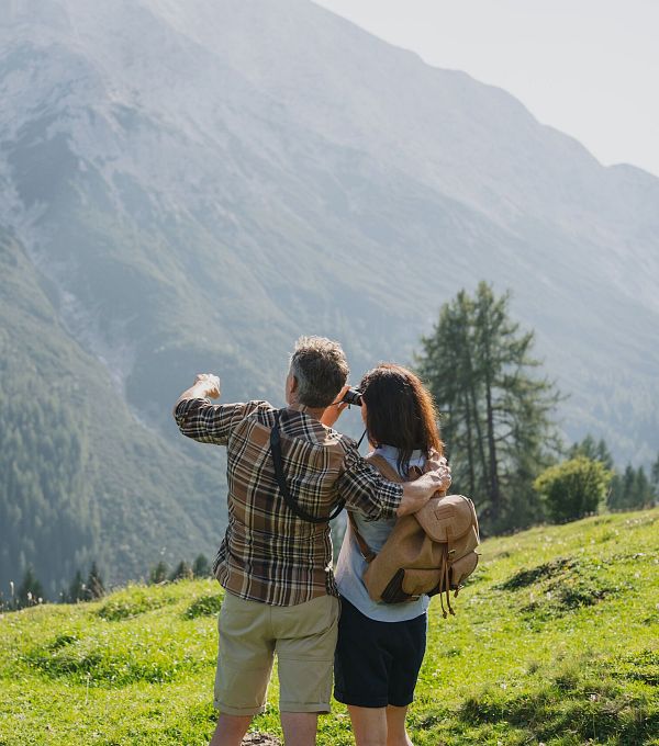 paar-in-der-region-seefeld-paar-geniesst-ausblicke-im-gaistal-1
