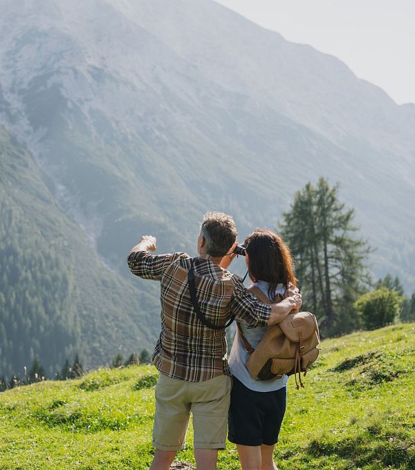 paar-in-der-region-seefeld-paar-geniesst-ausblicke-im-gaistal-11