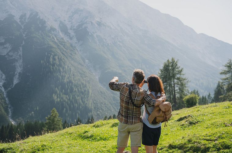 Paar in der Region Seefeld - Paar genießt Ausblicke im Gaistal