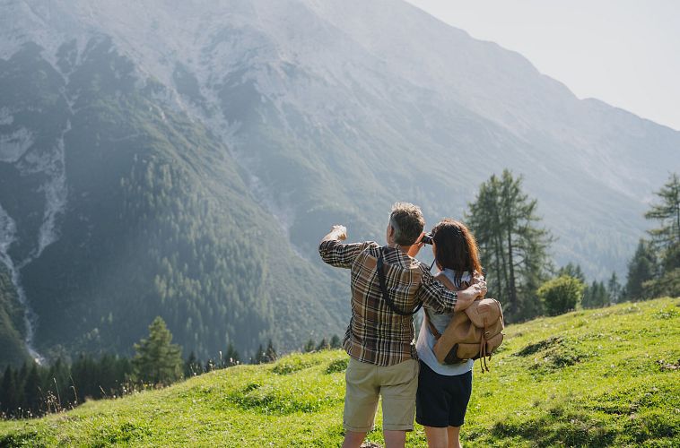 paar-in-der-region-seefeld-paar-geniesst-ausblicke-im-gaistal