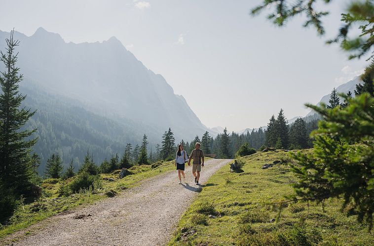 Paar in der Region Seefeld - Wanderung auf dem Ganghoferweg - Gaistal