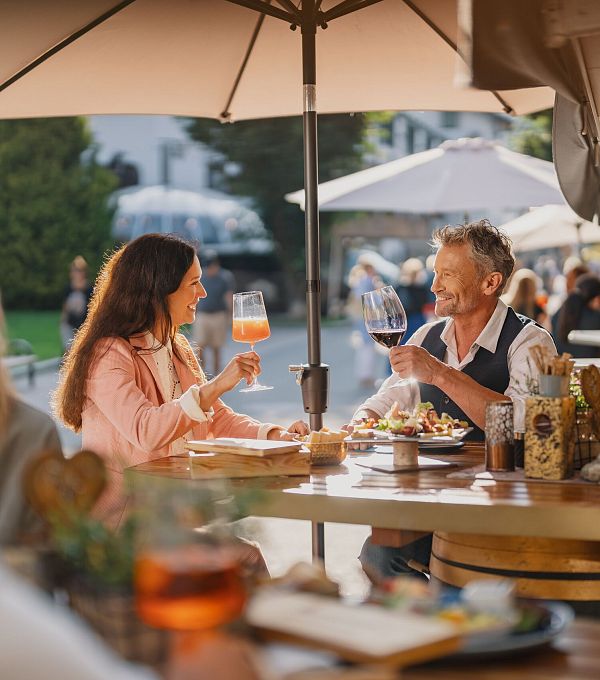 Paar in Seefeld - Drinks in der Fussgaengerzone