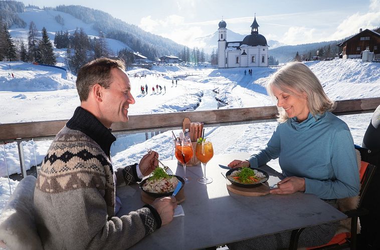 Paar ist zu Mittag im Woods