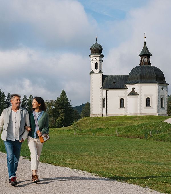 Paar vor dem Seekirchl im Sommer