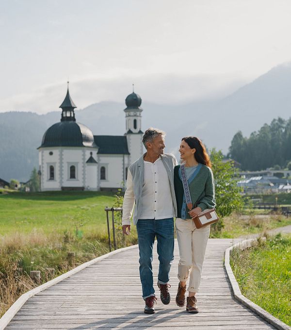 Paar vor dem Seekirchl im Sommer - Seefeld in Tirol (1)