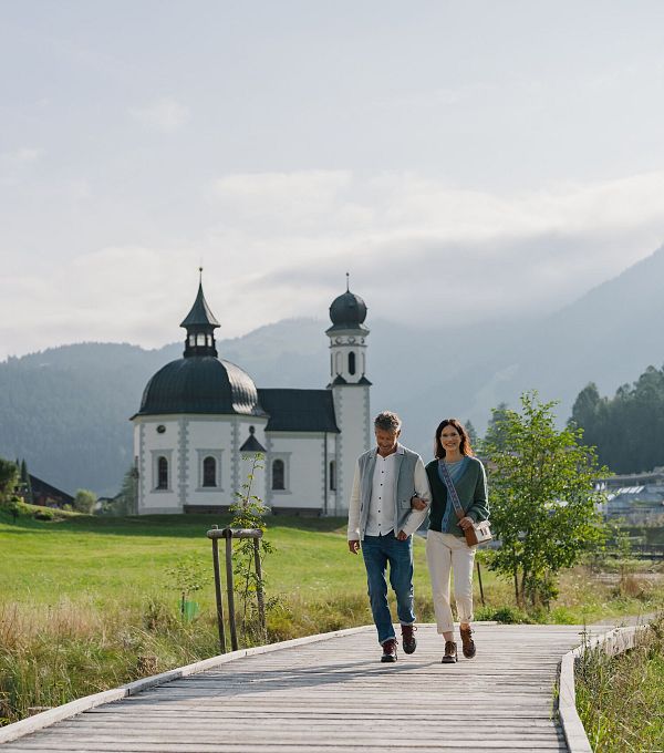 Paar vor dem Seekirchl im Sommer - Weg am Steg