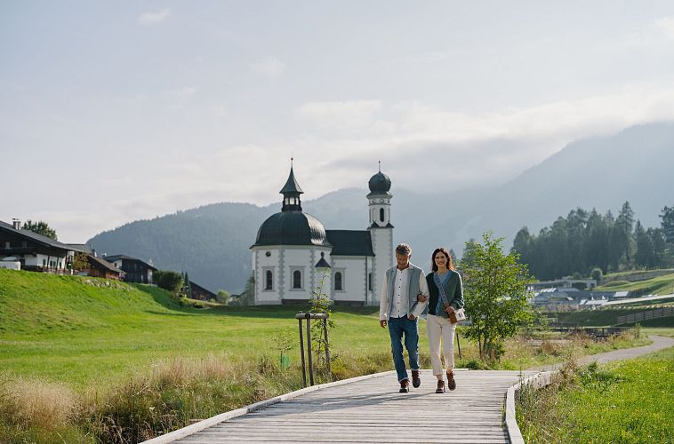 Paar vor dem Seekirchl im Sommer - Weg am Steg