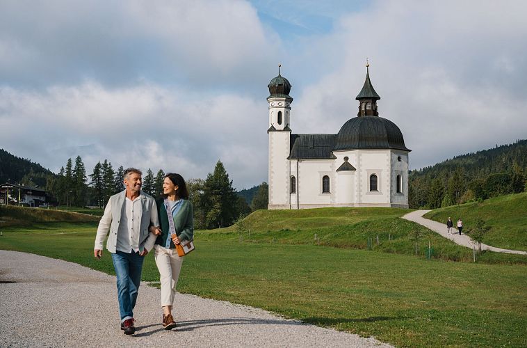 paar-vor-dem-seekirchl-im-sommer